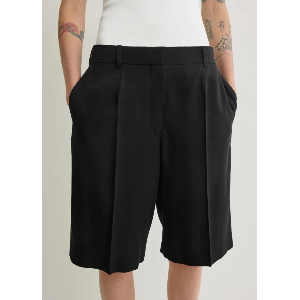 Totême Wide Fluid Shorts Black - Shorts - Scandinavian Minimalist Luxury at Coveti