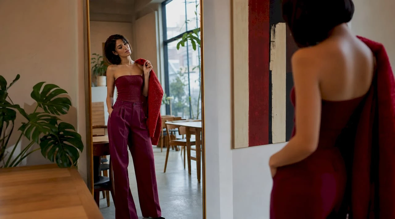 Mulher aposta num visual arrojado, mas equilibrado