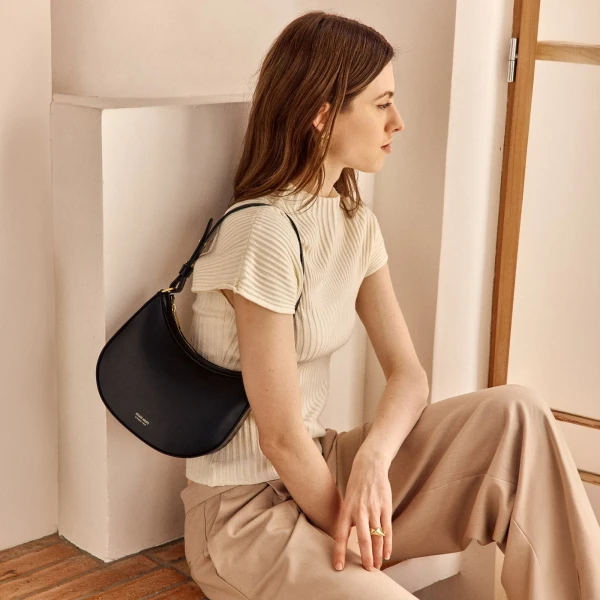 Ateliers Auguste Marceau in Black bag