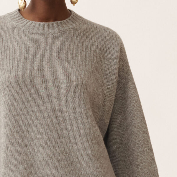 Cashmere T-shirt in Grey - Image 5
