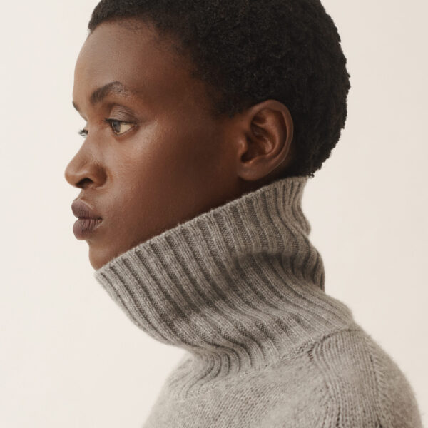 Cashmere Turtleneck Sweater in Grey - Image 5