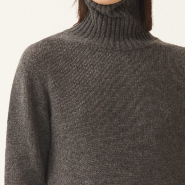 Cashmere Turtleneck Sweater in Grey - Image 5