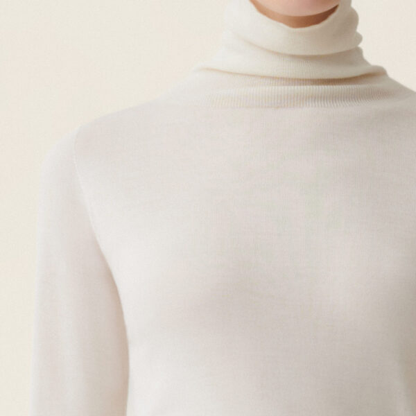 Turtleneck Cashmere and Silk Sweater in Raffia - Image 5