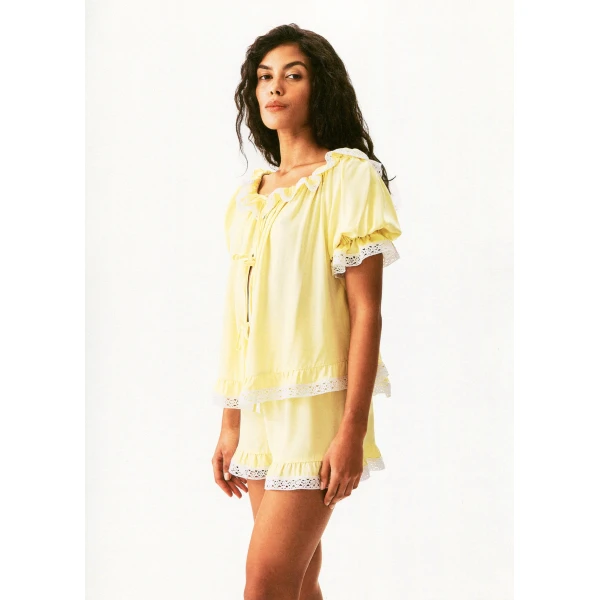 romantica set with short in yellow