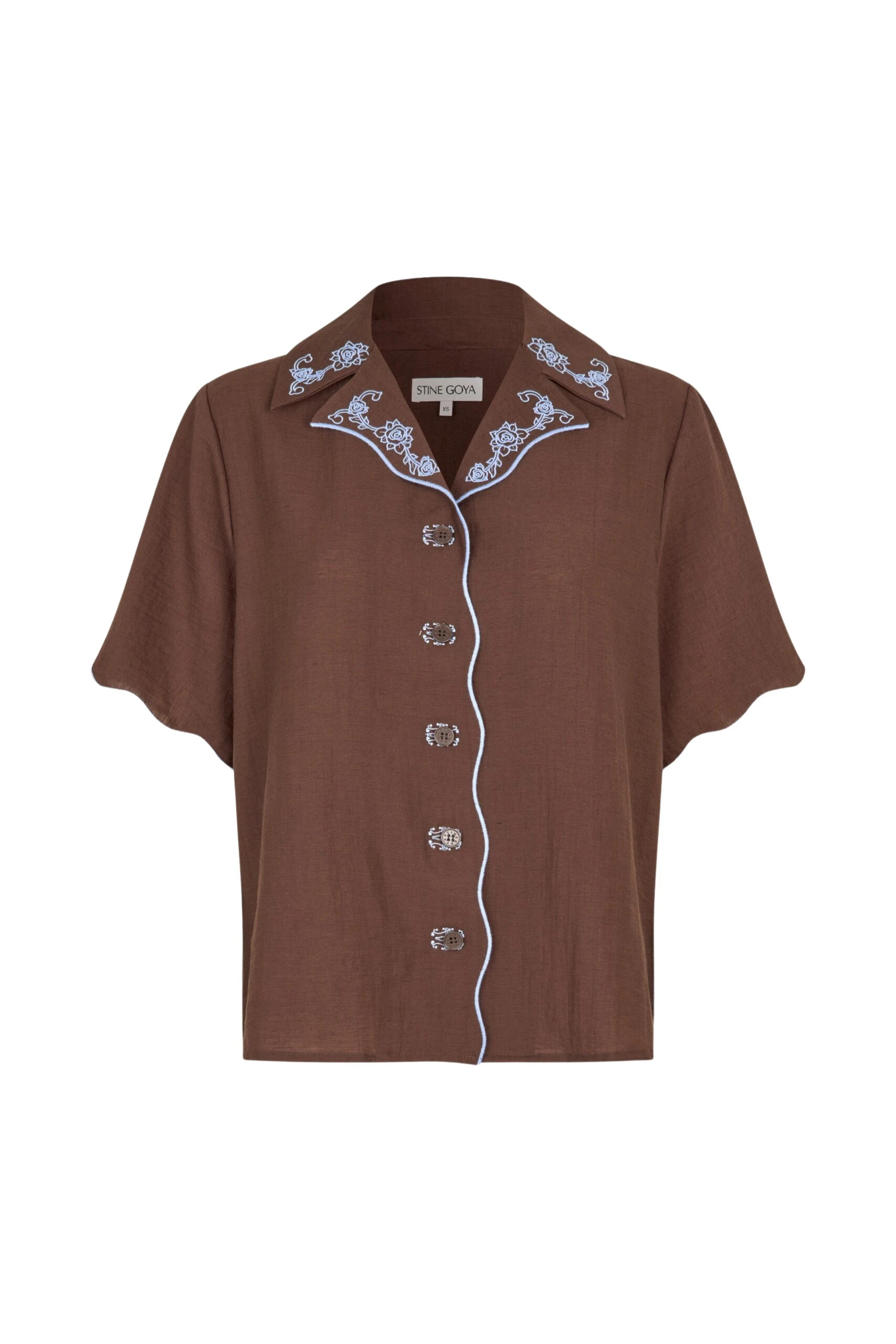 Stine-Goya-Scalloped-Short-Sleeve-Shirt-in-Roses-Embroidery-scaled23810_nobg Stine Goya