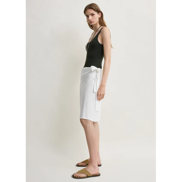Totême Beach pareo in White - Beachwear - Scandinavian Minimalist Luxury at Coveti