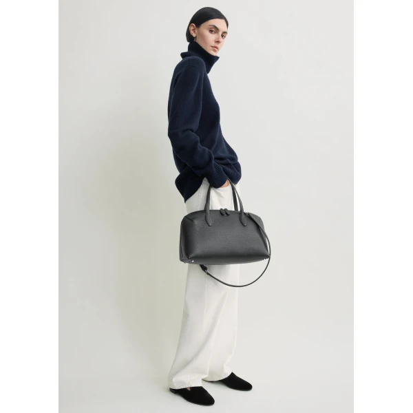 Totême Cashmere turtleneck in Navy - Knitwear - Scandinavian Minimalist Luxury at Coveti