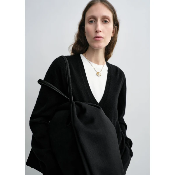 Totême Cashmere v-neck knit in Black - Knitwear - Scandinavian Minimalist Luxury at Coveti