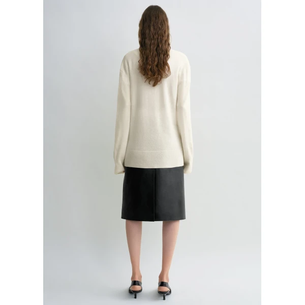 Totême Cashmere v-neck knit in Ecru - Knitwear - Scandinavian Minimalist Luxury at Coveti