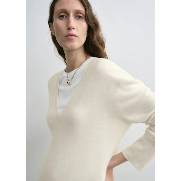 Totême Cashmere v-neck knit in Ecru - Knitwear - Scandinavian Minimalist Luxury at Coveti
