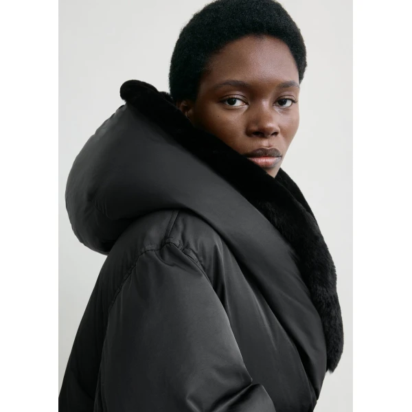 Totême Cinched puffer jacket in Black - Jackets - Scandinavian Minimalist Luxury at Coveti