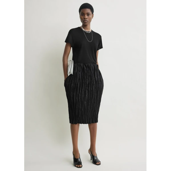 Totême Crinkled linen skirt in Black - Skirts - Scandinavian Minimalist Luxury at Coveti