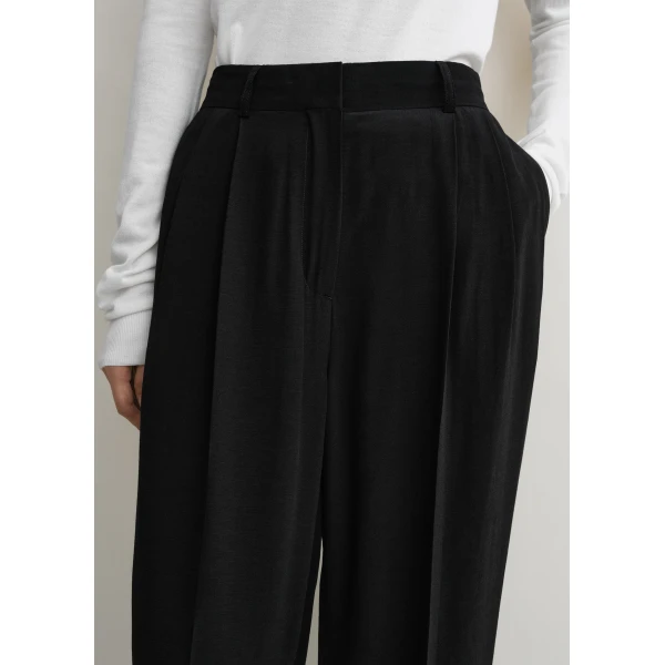 Totême Double-pleat summer trousers in Black - Pants - Scandinavian Minimalist Luxury at Coveti
