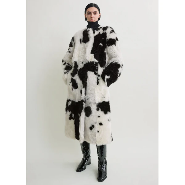 Totême Monochrome shearling coat in Black / White - Coats - Scandinavian Minimalist Luxury at Coveti
