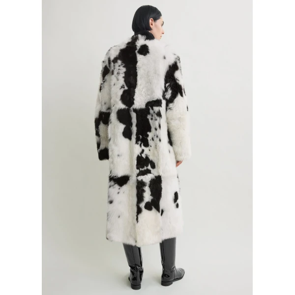 Totême Monochrome shearling coat in Black / White - Coats - Scandinavian Minimalist Luxury at Coveti