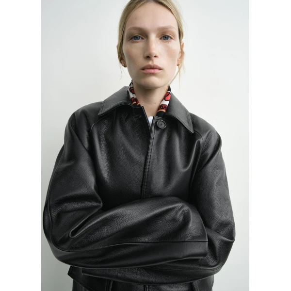 Totême Raglan leather coat in Black - Coats - Scandinavian Minimalist Luxury at Coveti