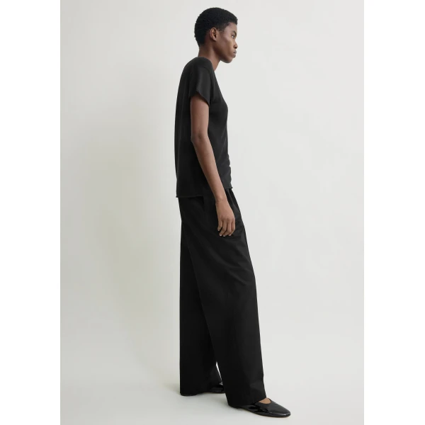 Totême Relaxed chino trousers in Black - Pants - Scandinavian Minimalist Luxury at Coveti