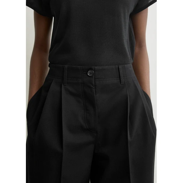 Totême Relaxed chino trousers in Black - Pants - Scandinavian Minimalist Luxury at Coveti