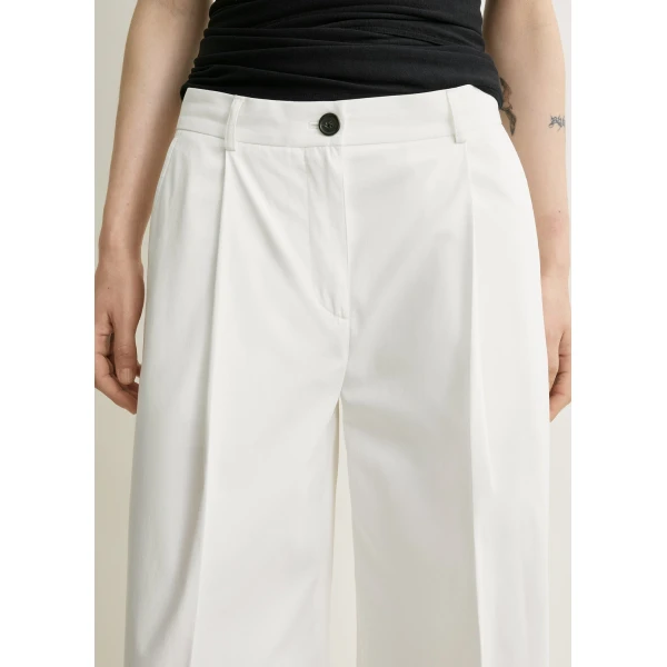 Totême Single pleat cotton trousers in White - Pants - Scandinavian Minimalist Luxury at Coveti