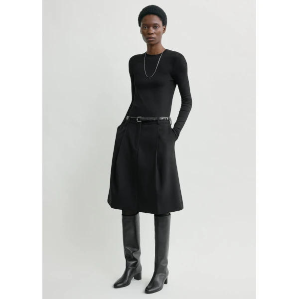 Totême Tailored pleat skirt in Black - Skirts - Scandinavian Minimalist Luxury at Coveti