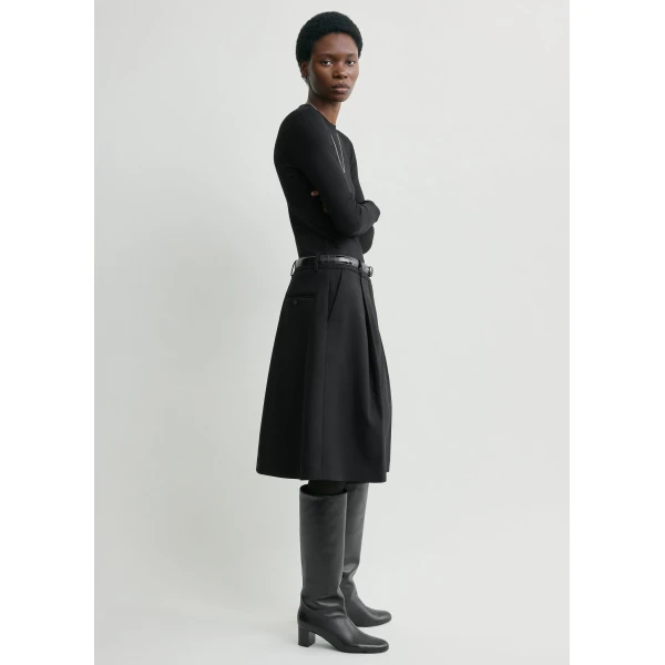 Totême Tailored pleat skirt in Black - Skirts - Scandinavian Minimalist Luxury at Coveti