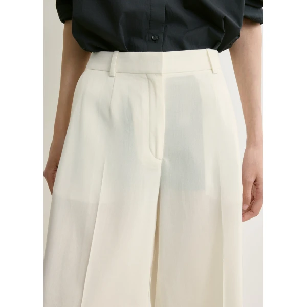 Totême Wide tailored shorts in Ecru - Shorts - Scandinavian Minimalist Luxury at Coveti