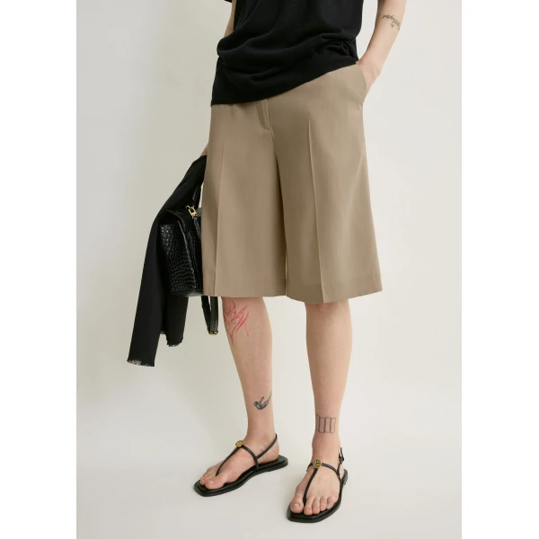 Totême Wide tailored shorts in Overcast beige - Shorts - Scandinavian Minimalist Luxury at Coveti