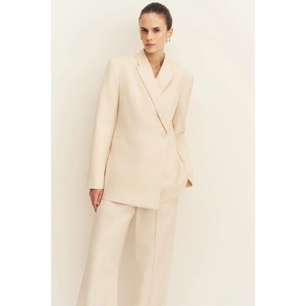84% Polyester 15% Viscose 1% Elastane
