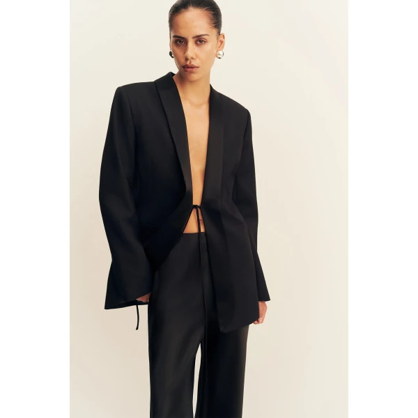 84% Polyester 15% Viscose 1% Elastane