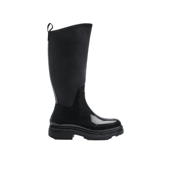 Verbania in Black Rubber Boots