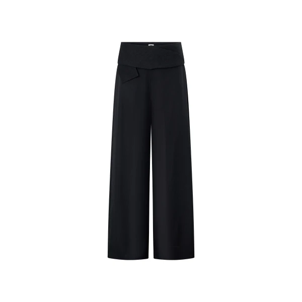 Rene Pant in Black