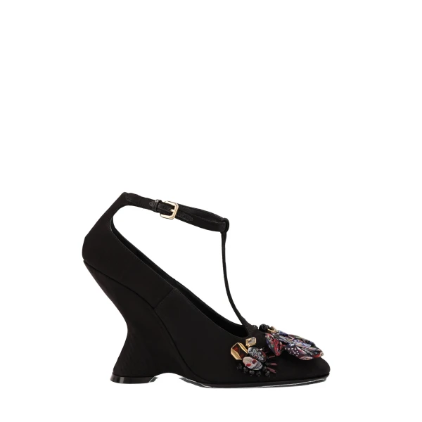 Embroidered wedge pumps in Black