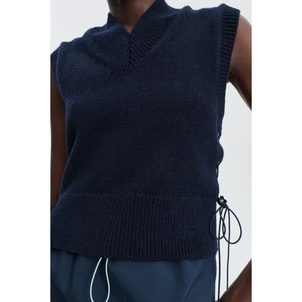 blue vest