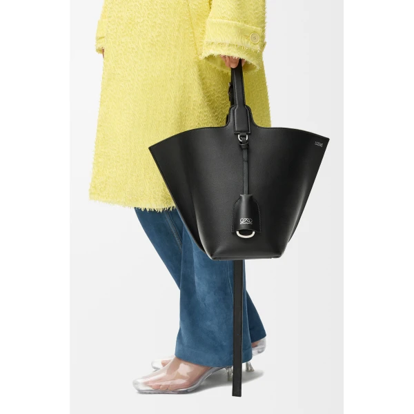 Loewe Medium Bilbao bucket in smooth calfskin, Black | Bucket Bags | Coveti