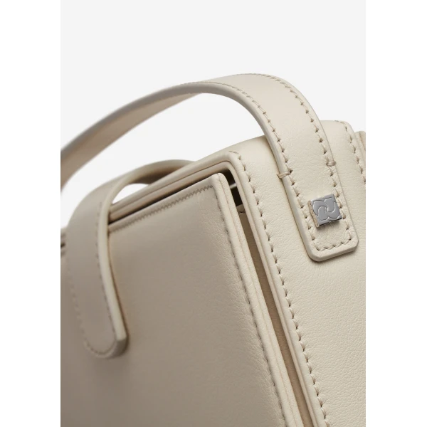 Apolonia bag in cream leather with flower charm - Image 3