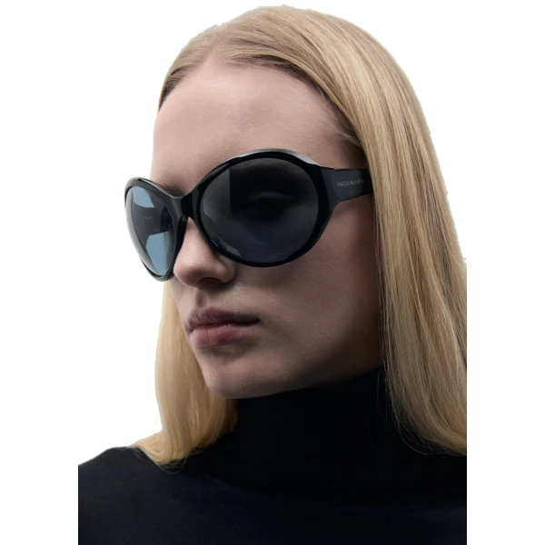 Big round sunglasses in black with blue lenses - Image 4