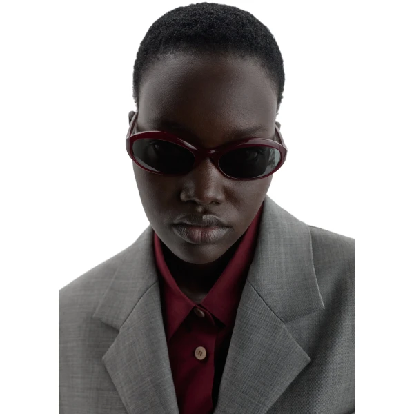 Oval sunglasses in burgundy - Image 4