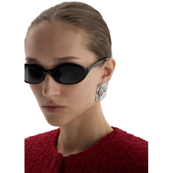 Rose-embossed stud earrings in silver - Image 2