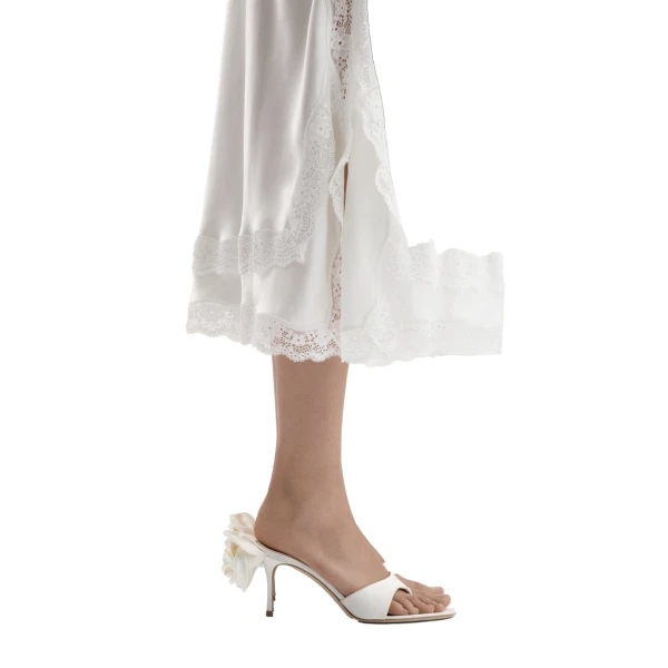 Satin thong sandals with flower in cream - Image 4