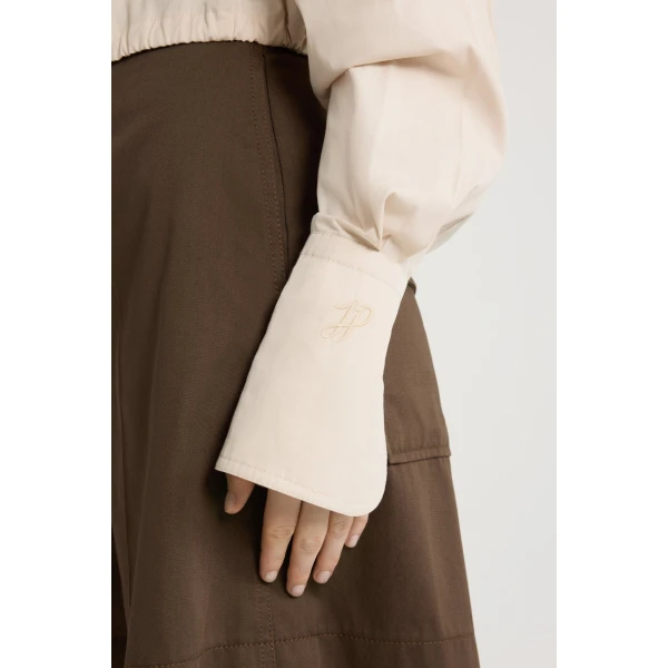 Cropped safari shirt in Tapioca organic cotton poplin - Image 5