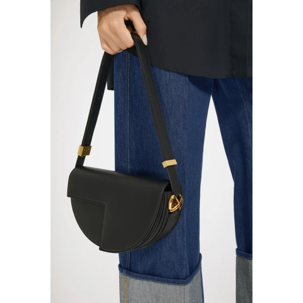 Le Patou bag in Black - Image 2