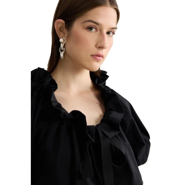 Short voluminous organic cotton top in Black - Image 4
