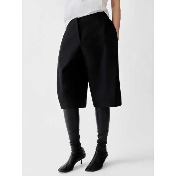 black Jacquemus shorts