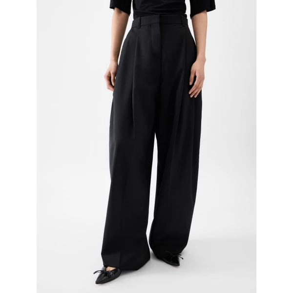 black Jacquemus trousers