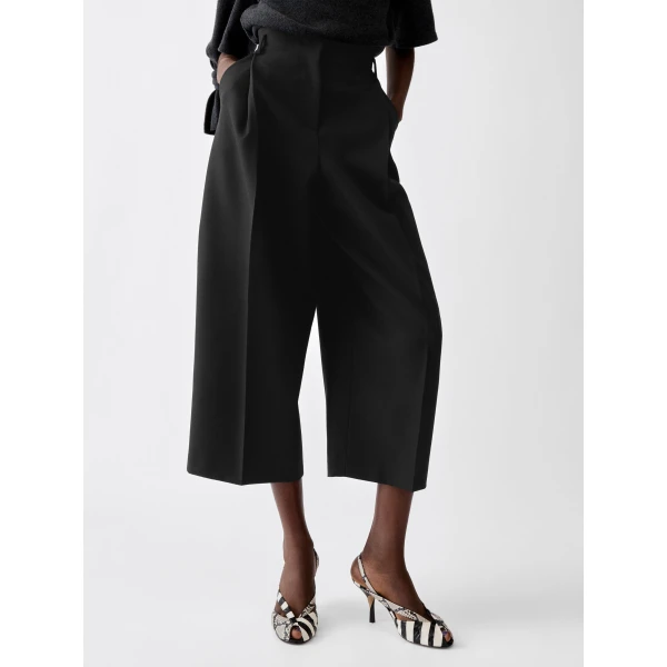 black Jacquemus trousers