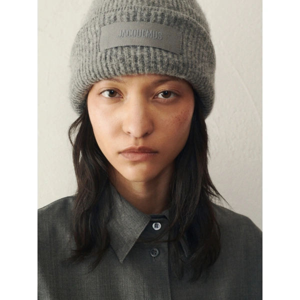 Jacquemus The Gros Grain Beanie in Dark Grey | Beanies | Coveti