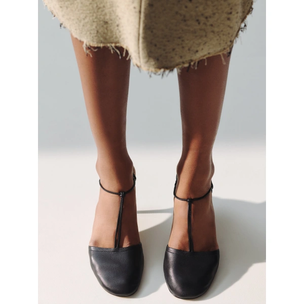 Jacquemus The Pina Sandals in Black | Sandals | Coveti