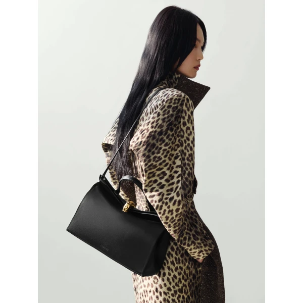 black shoulder bag