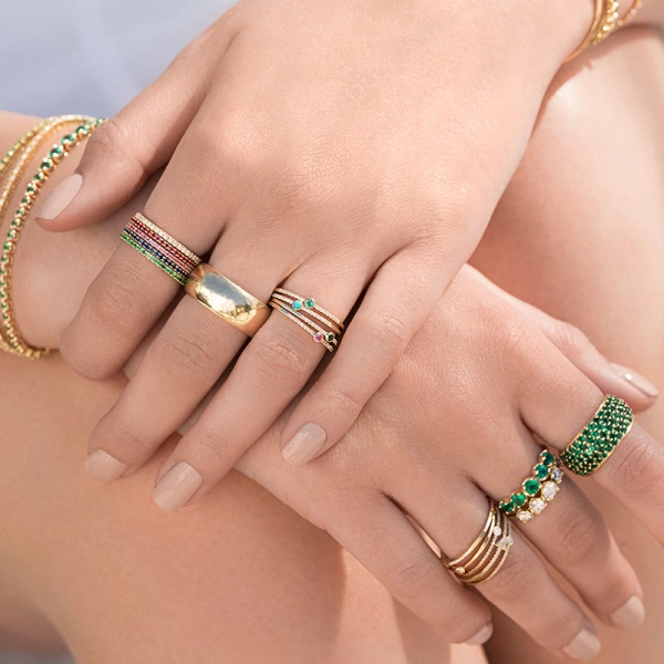 Jennifer Meyer Graduated Emerald Ring in 18K Yellow Gold | Fine Rings | Coveti