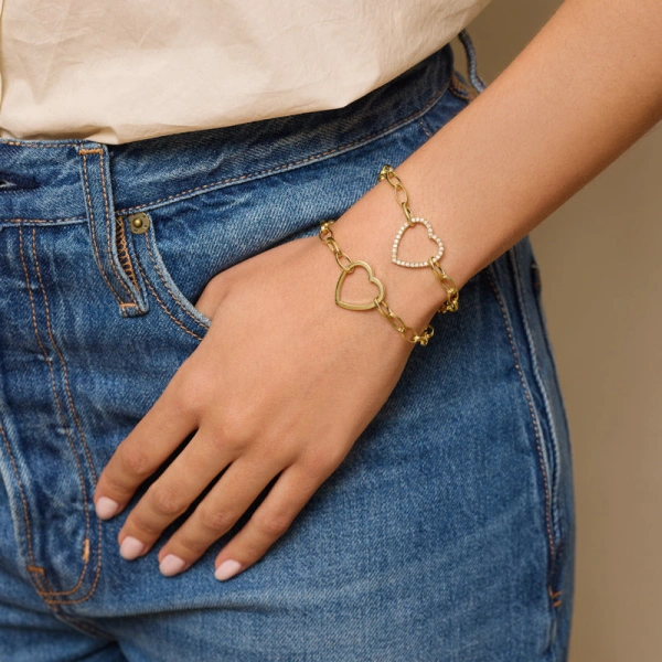 Jennifer Meyer Medium Edith Link Bracelet with Large Open Heart Accent in 18K Yellow Gold | Fine Bracelets | Coveti